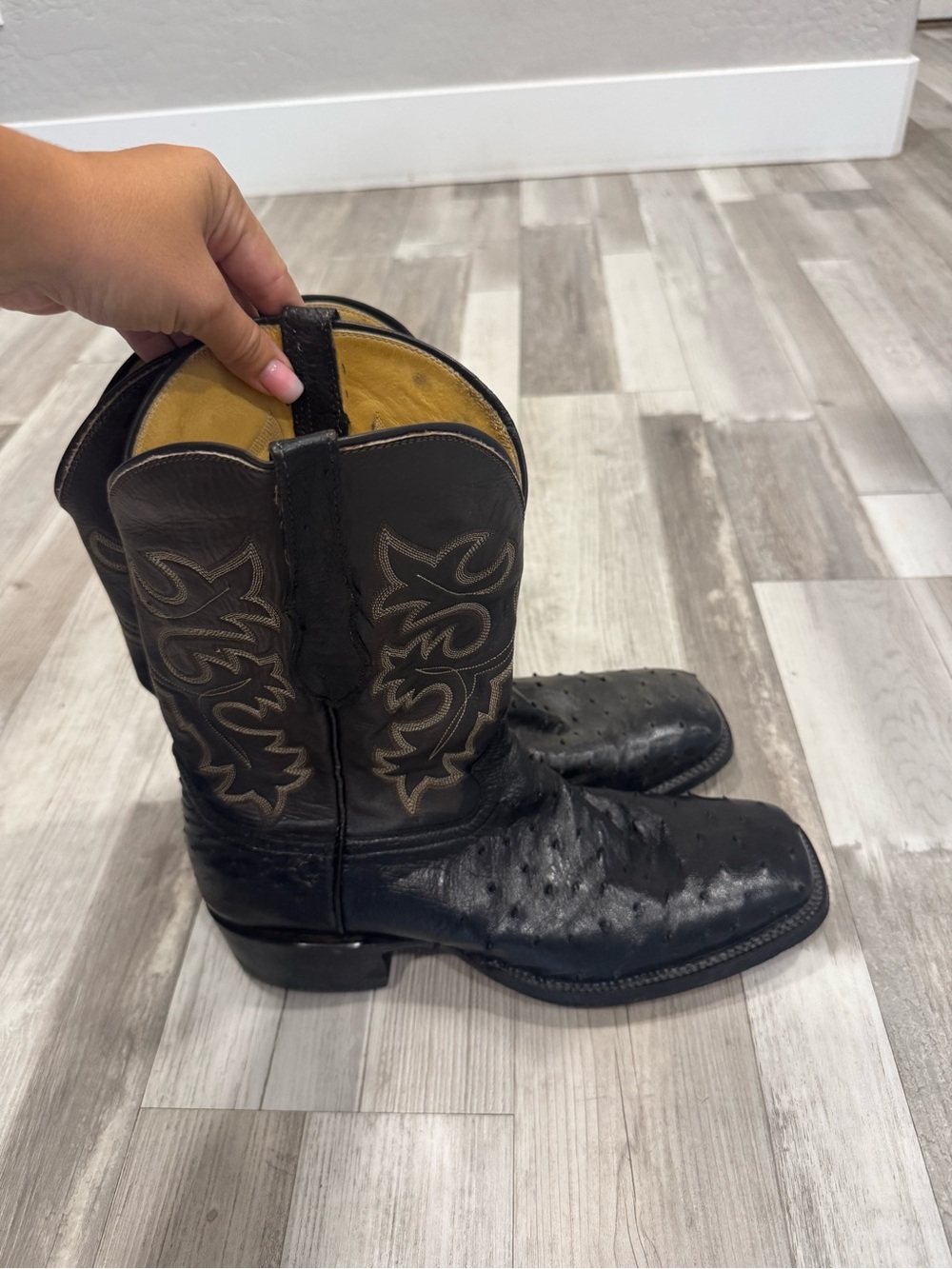 Men's Black Ostrich-Pattern Western Cowboy Boots - Classic Pull-On Style